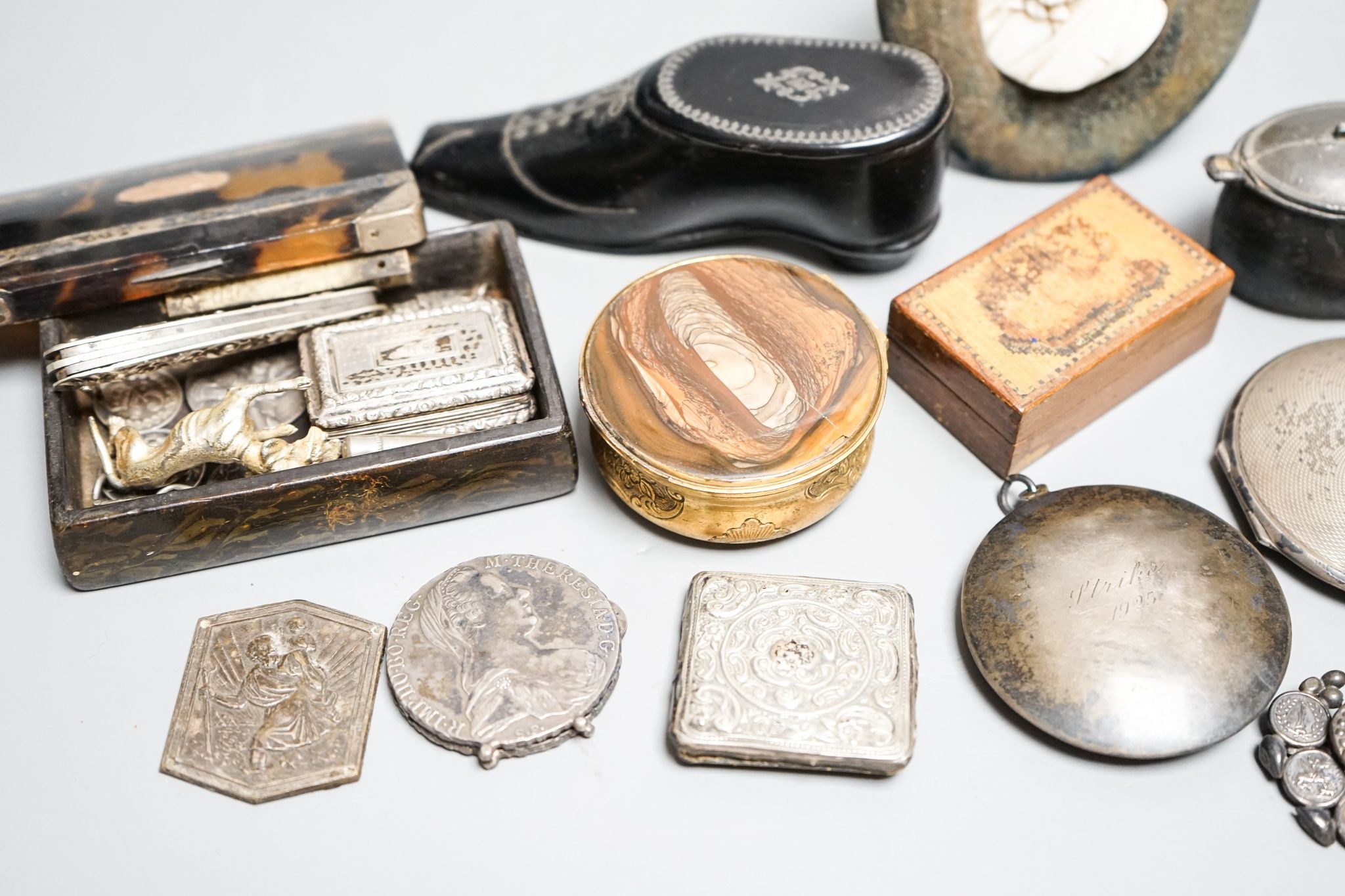 A collection of cabinet curios, including - An early 19th century miniature carved ivory bust of a gentleman, a gilt metal and agate snuff box, a George IV silver vinaigrette, by Taylor and Perry, a silver compact, a Reg